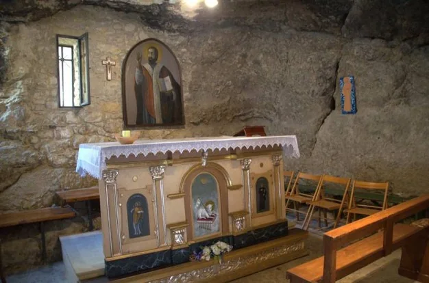 L’altare nella grotta di San Filippo, in una cavità con pareti di roccia ad Agira.