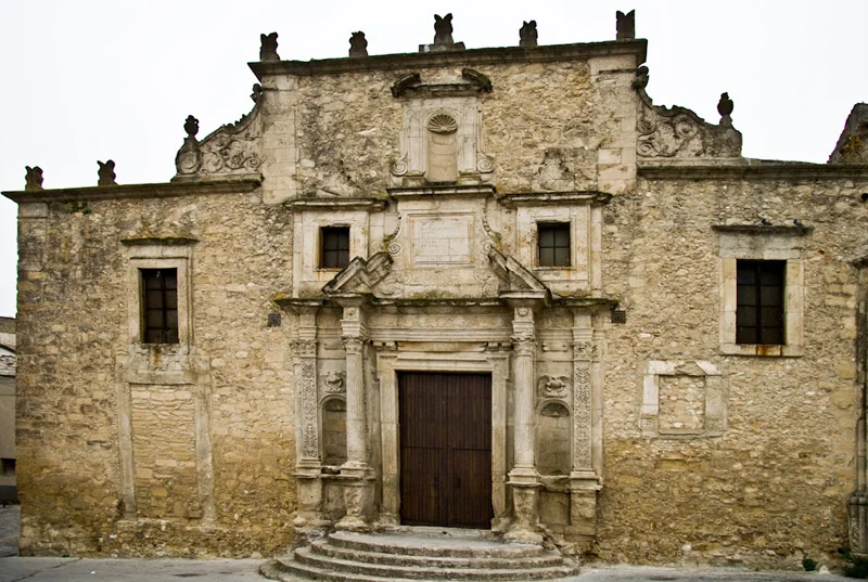 La facciata in pietra della Collegiata del Santissimo Salvatore ad Agira.