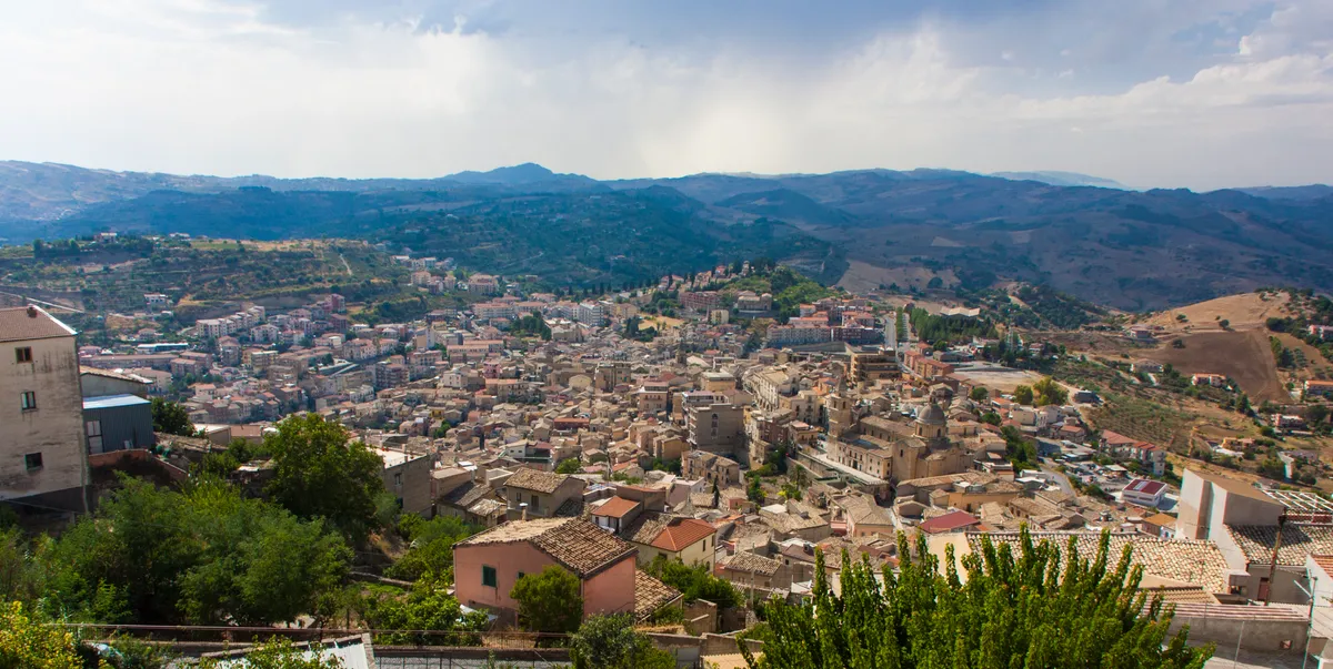 Panorama dall’alto sui tetti di Agira e sulle colline siciliane.